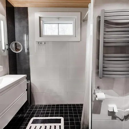 Beautiful House And Sauna On The Lake, 175 M2 *