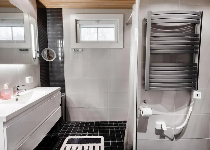 Beautiful House And Sauna On The Lake, 175 M2 *